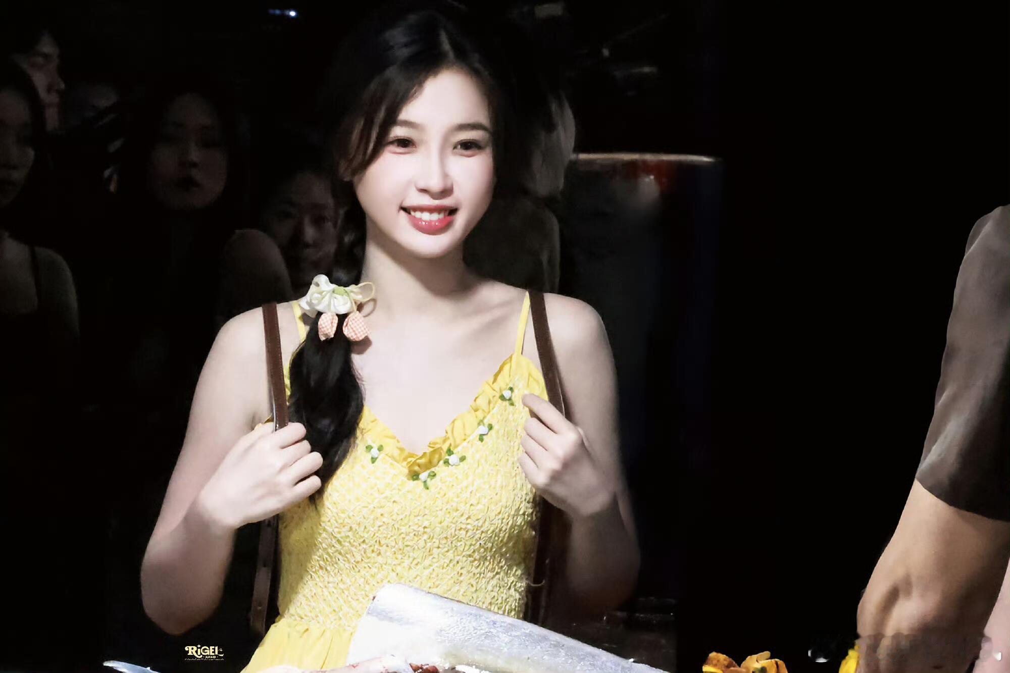 虞书欣这一脚直接把我踹成梦女她用实际行动诠释了什么叫真正的强大，不需要华丽的辞