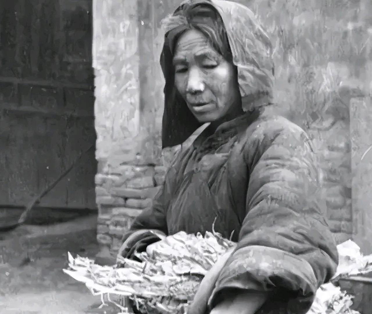 1943年，一个女乞丐正要出城，日军怀疑她是地下党，竟让她当众脱下衣服，这时，女