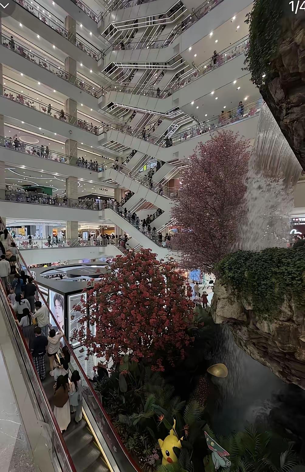 严总跳下去了西安赛格火了一个开店做到400家的老板就这样舍弃他的员工走了！