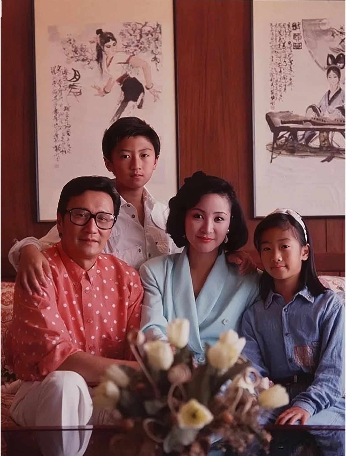 这是早年谢霆锋一张全家福。左起：父亲谢贤，母亲狄波拉、妹妹谢婷婷，后面谢霆锋。记