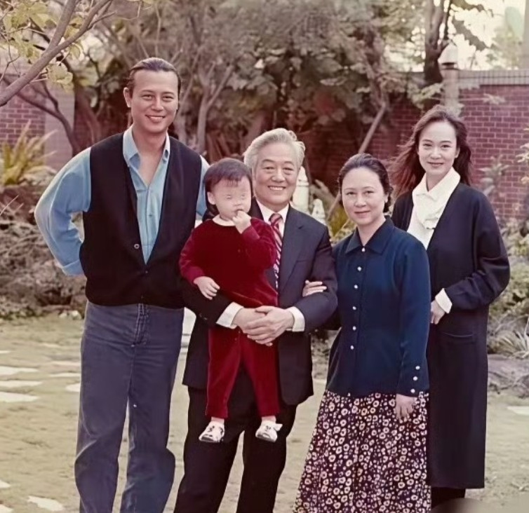 这是一张90年代的老照片。网友评论：物是人非！当时正处于热恋期的刘德凯和刘雪
