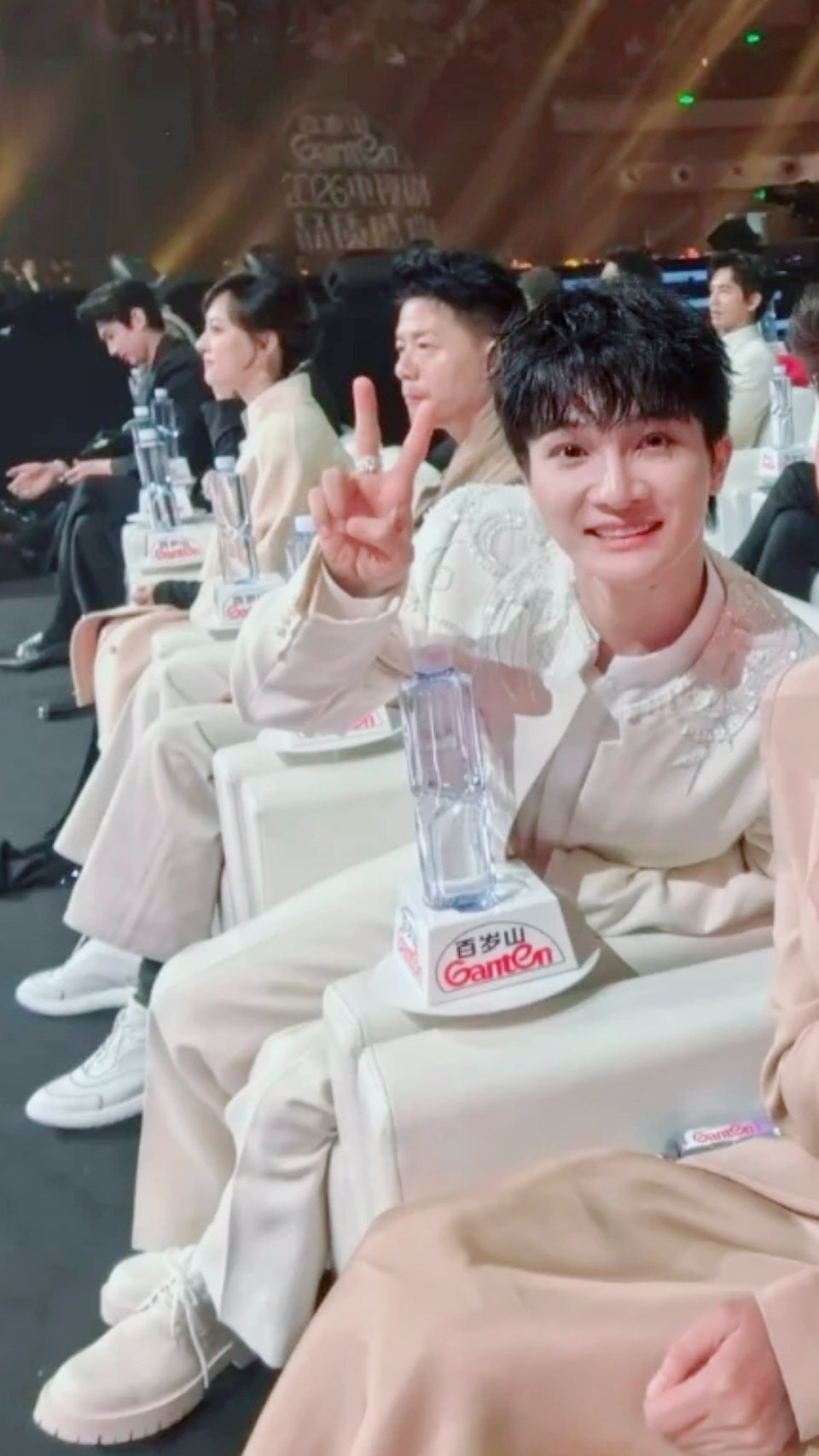 周深周深电视剧品质盛典领导真漂亮