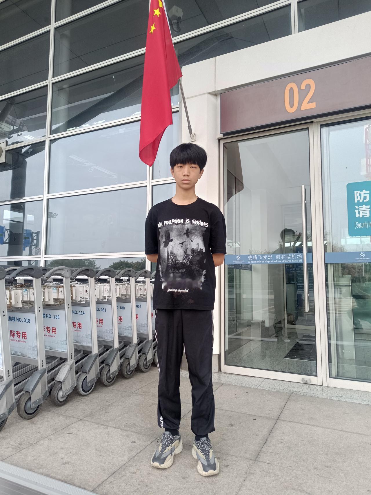 娃刚拿到压岁红包，就被父亲拉去理财，这场“理财教育”让许多家长和孩子都震惊了。年