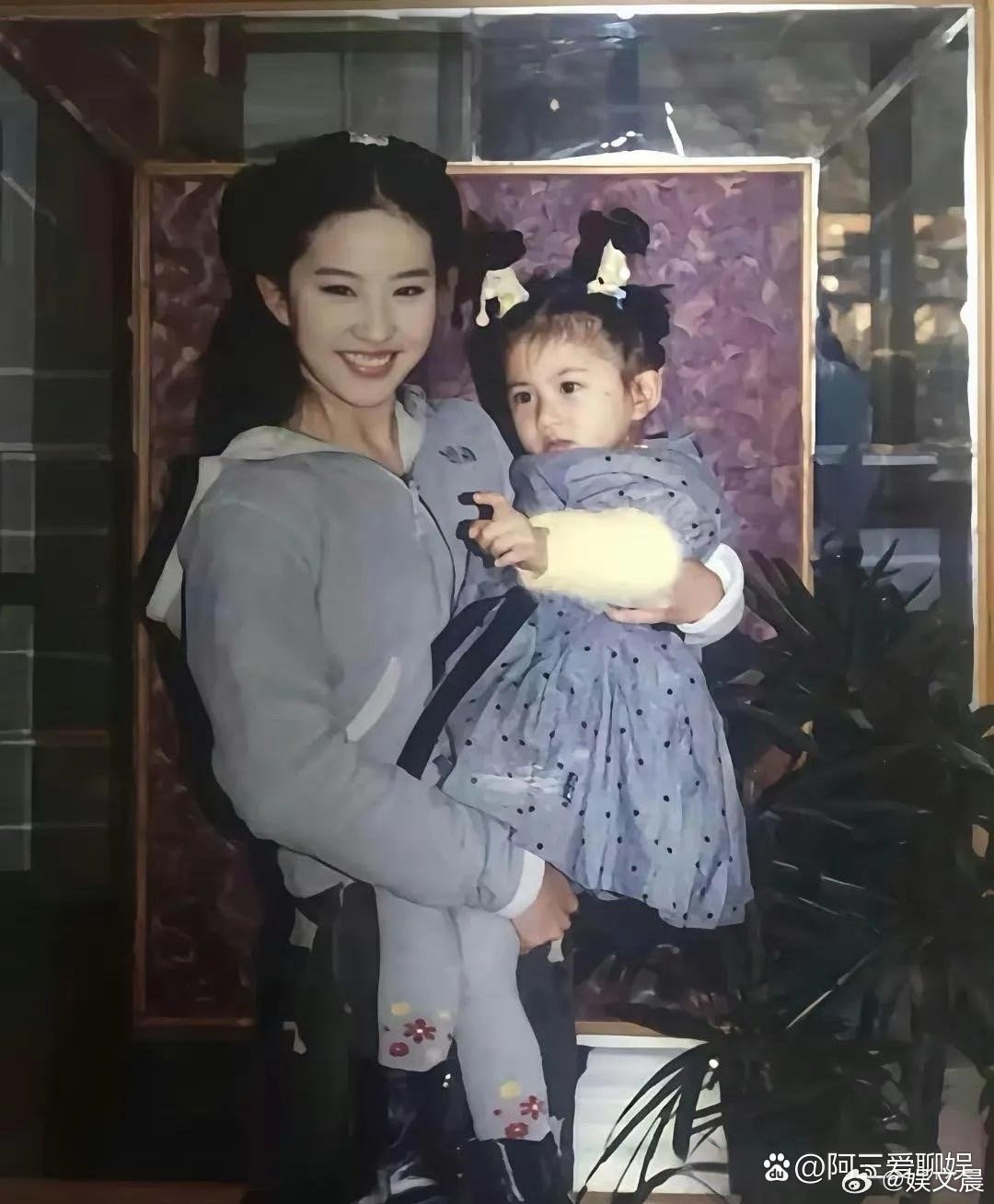刘亦菲小时候才是真正的神颜天花板，从小美到大，灵气直接拉满！