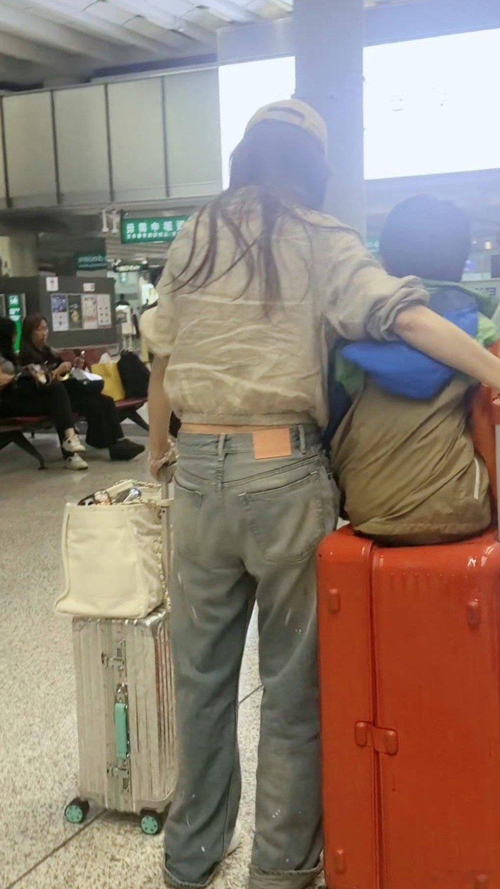 Angelababy独自带小海绵回香港为母则刚，看到baby提着行李箱带着小海绵