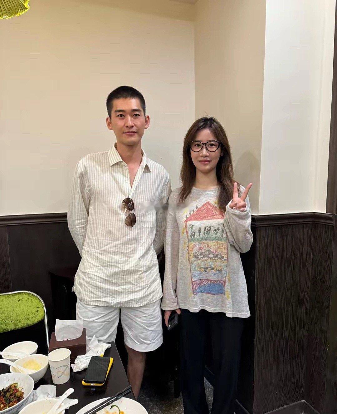 张翰在上海逛街吃饭被偶遇，他减肥了，剪了寸头，没有油腻的感觉了！