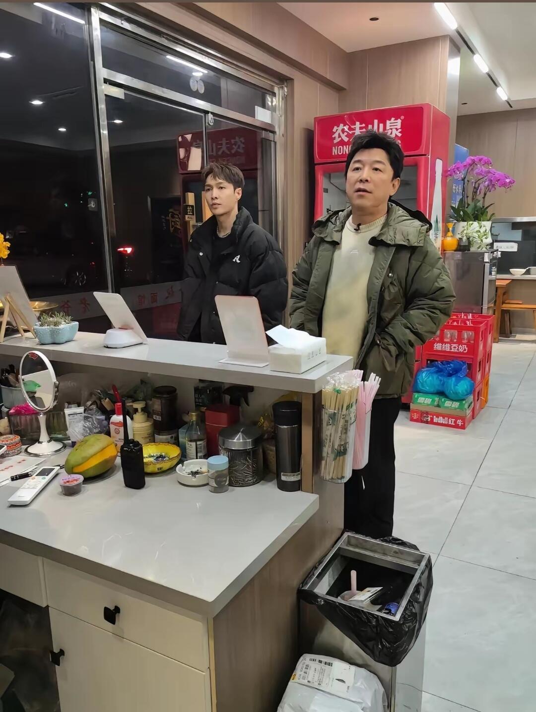 网友偶遇张艺兴和黄渤一起下馆子