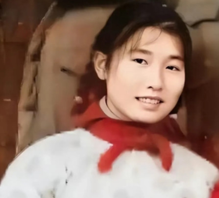 1973年，女知青黄丽萍携农村丈夫回宁波父母家，一进门，丈夫看到墙上挂着的照片大