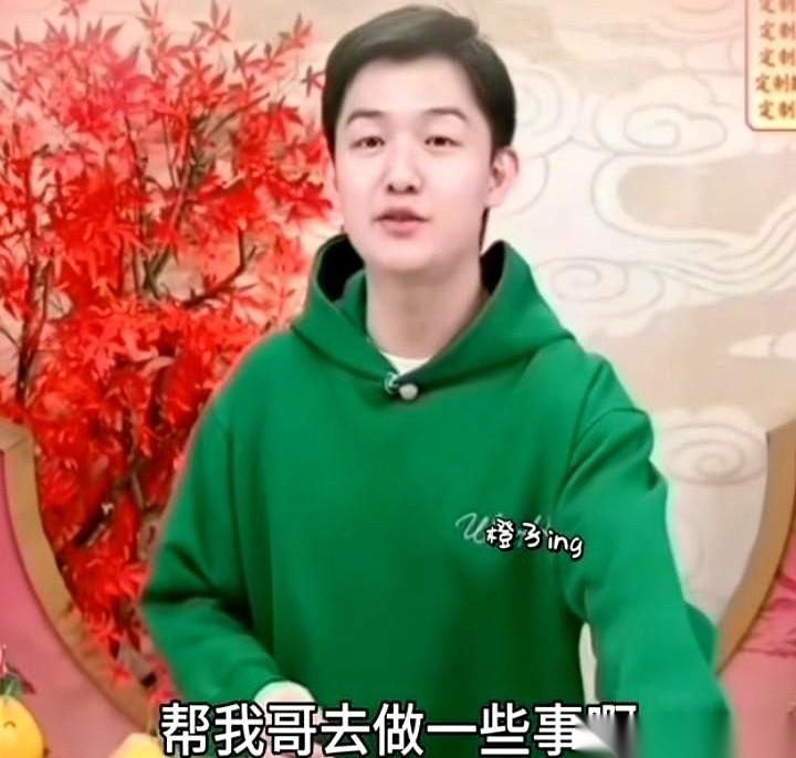 李亚鹏的粉丝，毫无征兆地冲进了董宇辉弟弟的直播间。公屏上，一句“你哥捐了好多钱