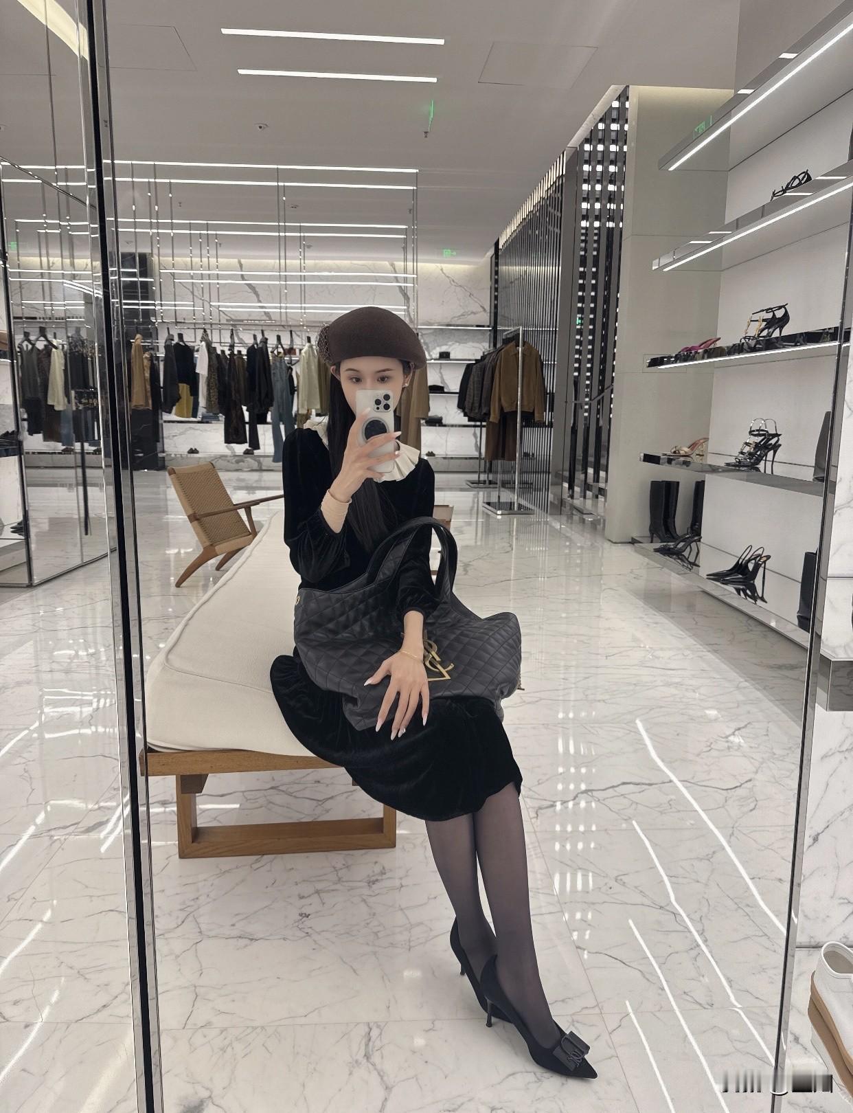 |时尚黑裙与手袋的完美搭配