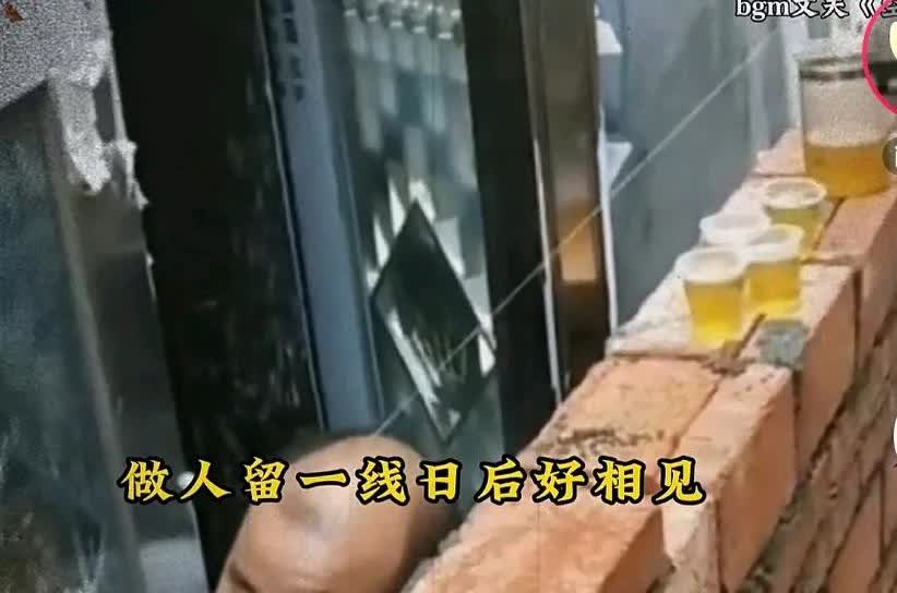 男子建房子不留后路，邻居女子找上门来说，当初我们建房子，说好的各家留一半的路，结