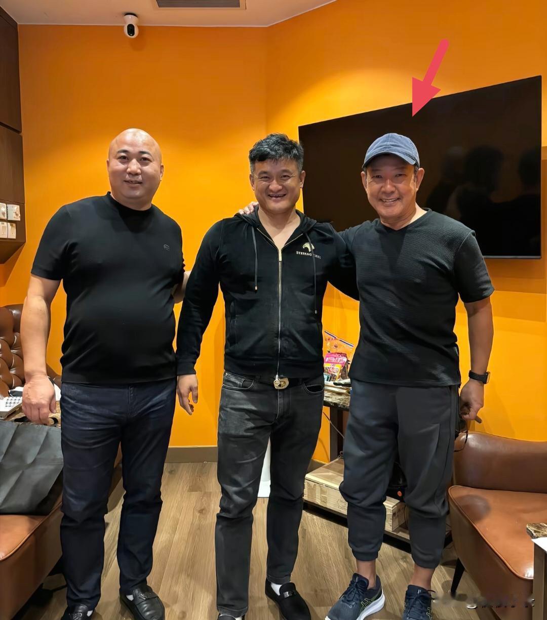 68岁功夫巨星元彪在香港和朋友喝酒聚餐，他整个人肥胖了好多，身形严重走样，面相好