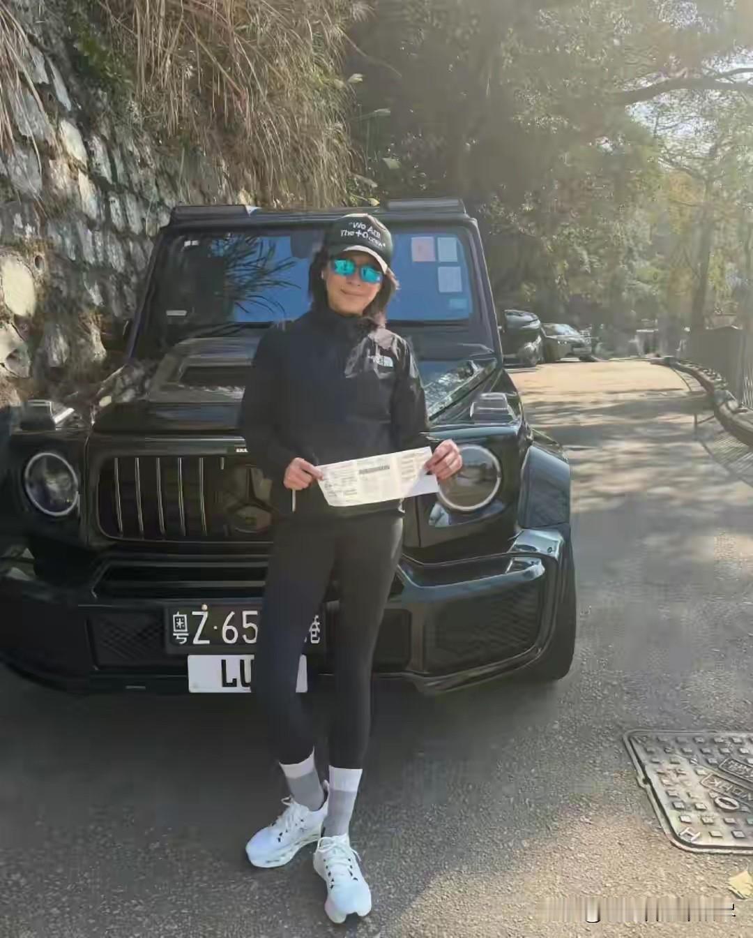 刘嘉玲这么做也太不合适了吧？新年第一天刘嘉玲开着奔驰大G出门，结果被交警贴了40