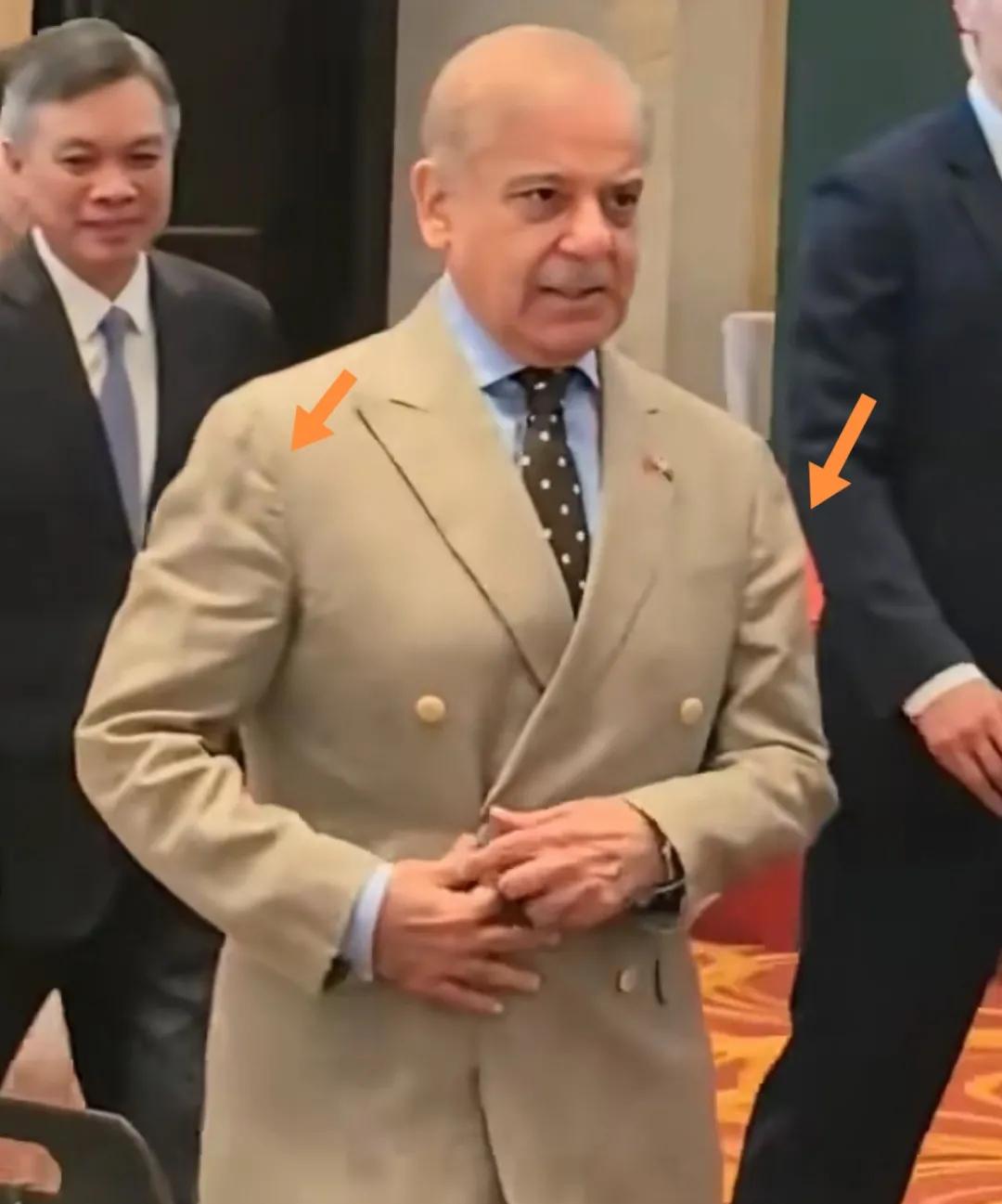 巴基斯坦总理访华穿一件朴素褶皱的西装。