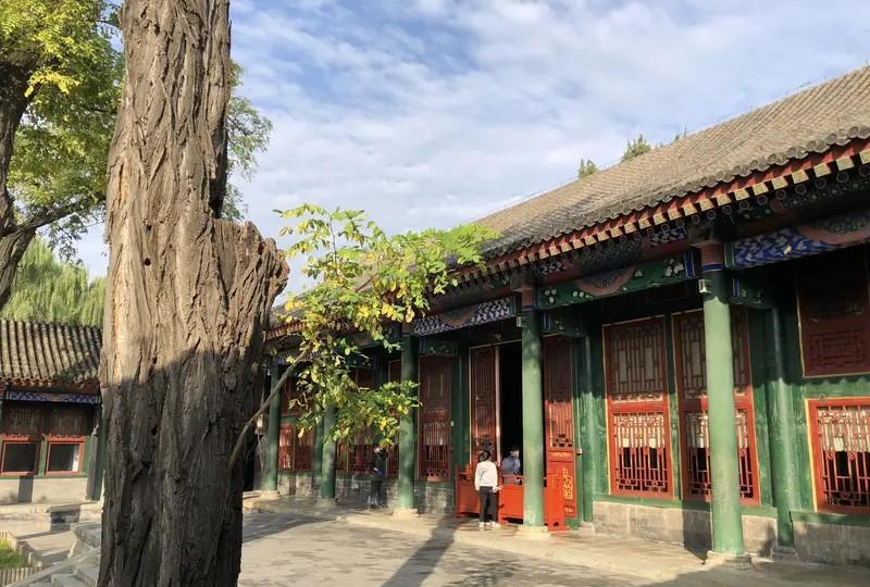 清朝乾隆时期，和珅办差外出赈灾，还得先给当地官员兵卒先发粮食，先把这些人救济起来