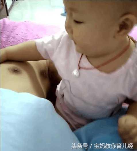 1岁宝宝叫爸爸起床, 每次都用手悄悄抠爸爸咪咪, 爸爸哭笑不得!