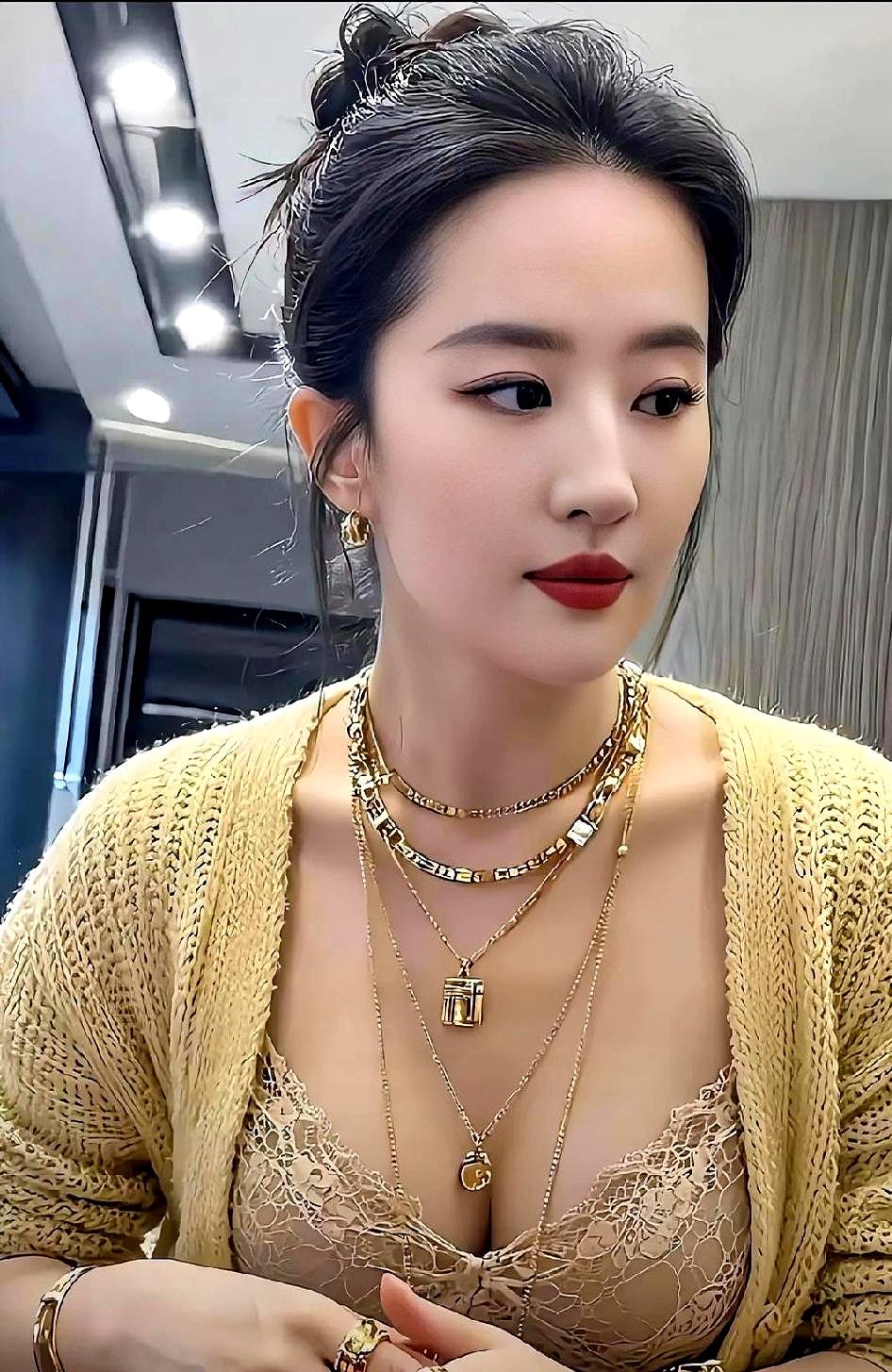 说刘亦菲金项链叠戴