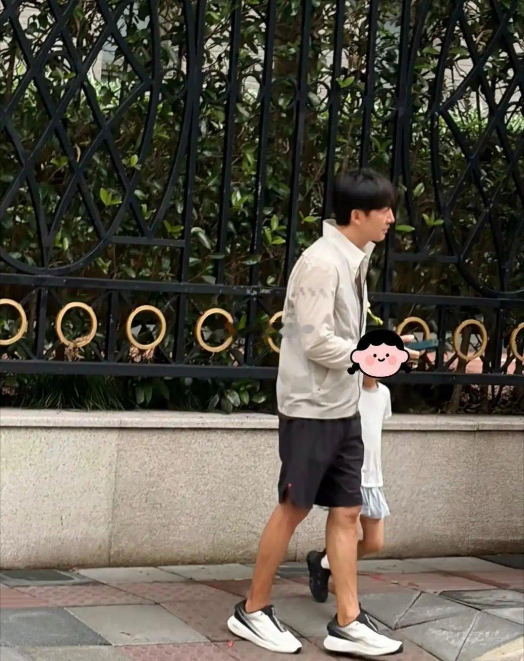 48岁王阳和女儿在上海街头被偶遇，他真人看起来太帅了，身材又高又瘦，身上没有沧桑