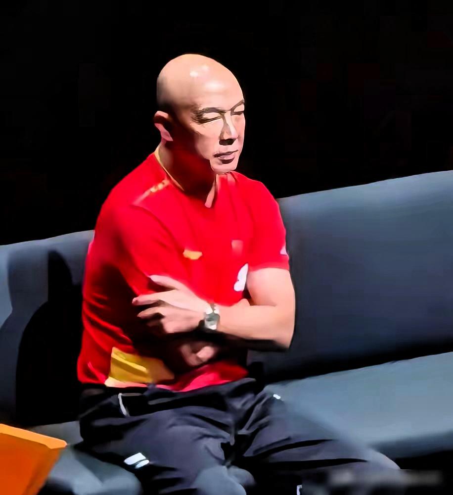 美国大满贯赛场边，国乒副总教练肖战扔下所有中国组合不管，一个人猫在2号场地，死死