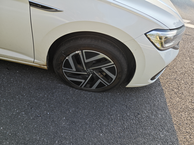 爆胎换轮毂多少钱速腾1.5t超越版，高速上爆胎了，有没有哪个兄弟知道换个17寸