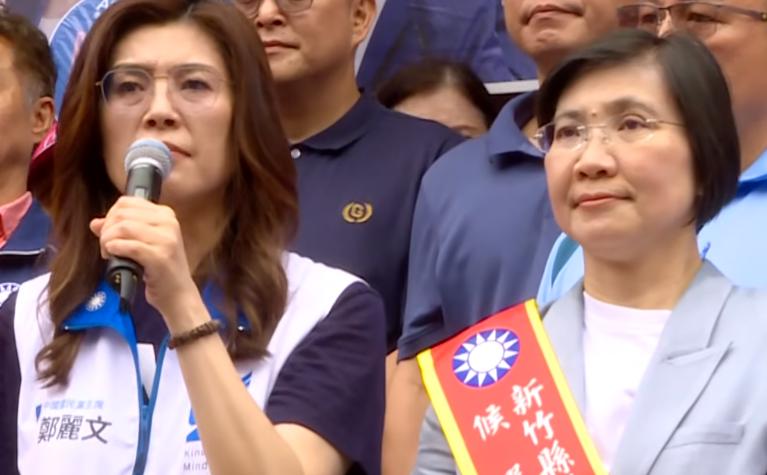 今早，国民党主席郑丽文陪同新竹县长参选人徐欣莹等人登记，会后在场外举办记者会并替