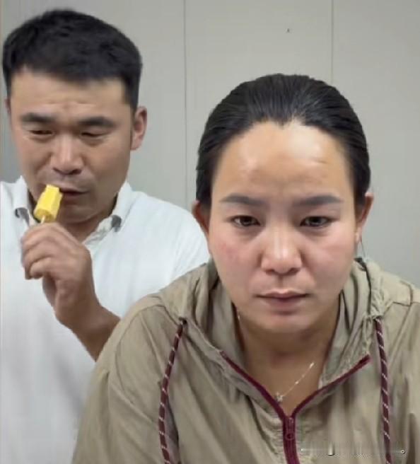小故事！半熟的脸皮咋就这样厚，在直播间一边，让恩泽跟他去郑州，一边嘴里