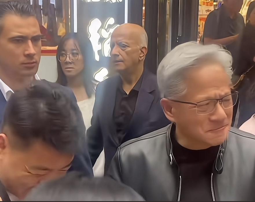 黄仁勋被豆汁酸出表情包了，赶紧用蜜雪冰城找补一下！[捂脸哭][捂脸哭][捂脸哭]果