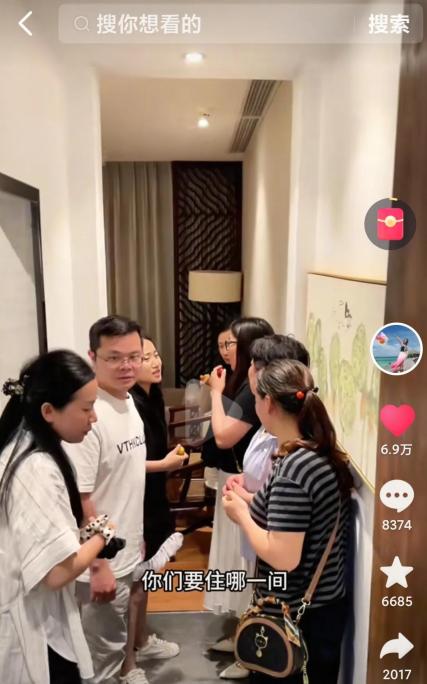 周阿姨真拿自己不当保姆？主家还没选房，她就抢先要楼上那间？这次烧烤度假，