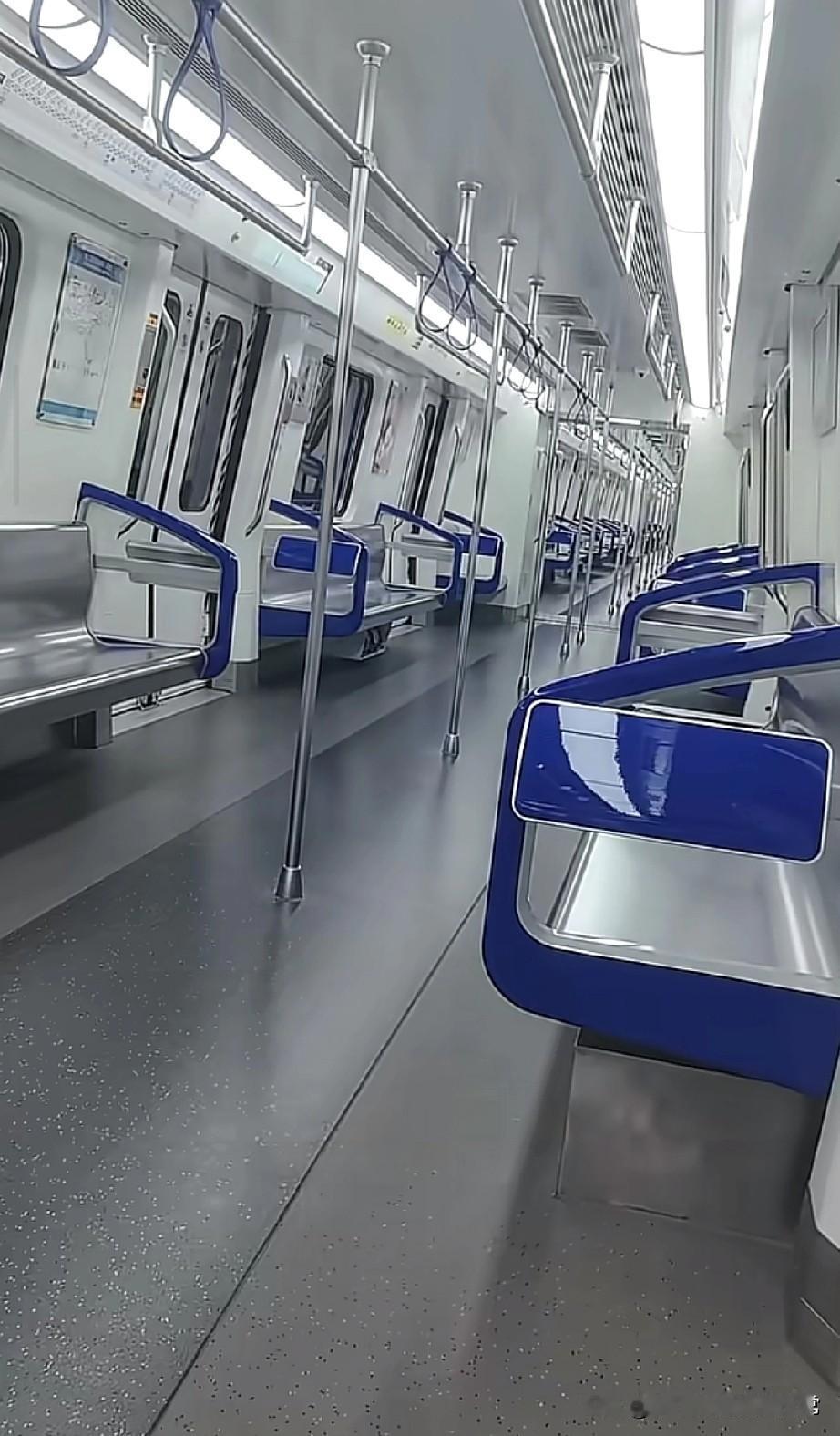 佛山地铁变成空城了！佛山坐地铁，整节车厢就我一个人，蓝白座椅亮得晃眼，连扶