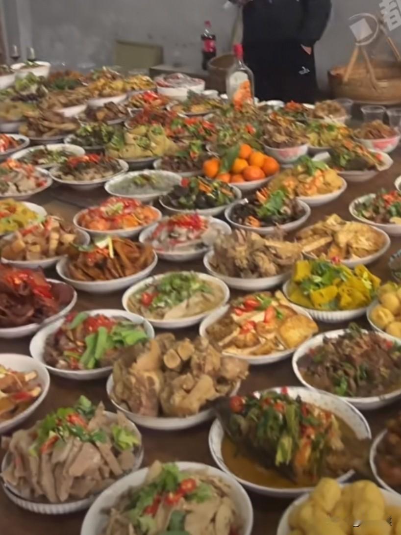 你敢相信吗？这一大桌子菜，祭祖的年夜饭到底有多少盘子菜？谁能数的过来，据说，能有