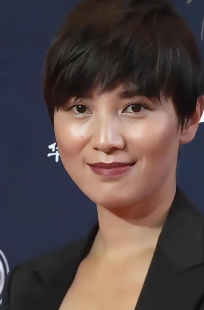 宋佳短发惹争议，网友：造型师可以开了