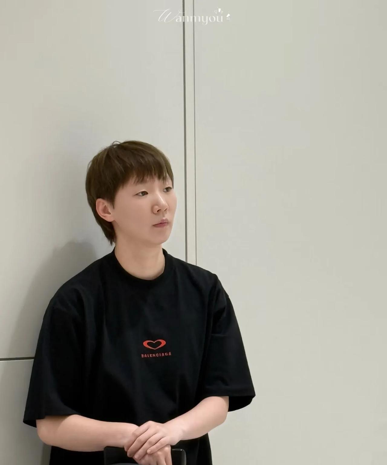 王曼昱成功落地日本机场，一边用手机和别人联系，一边等待拿行李！小鱼私下不说话的