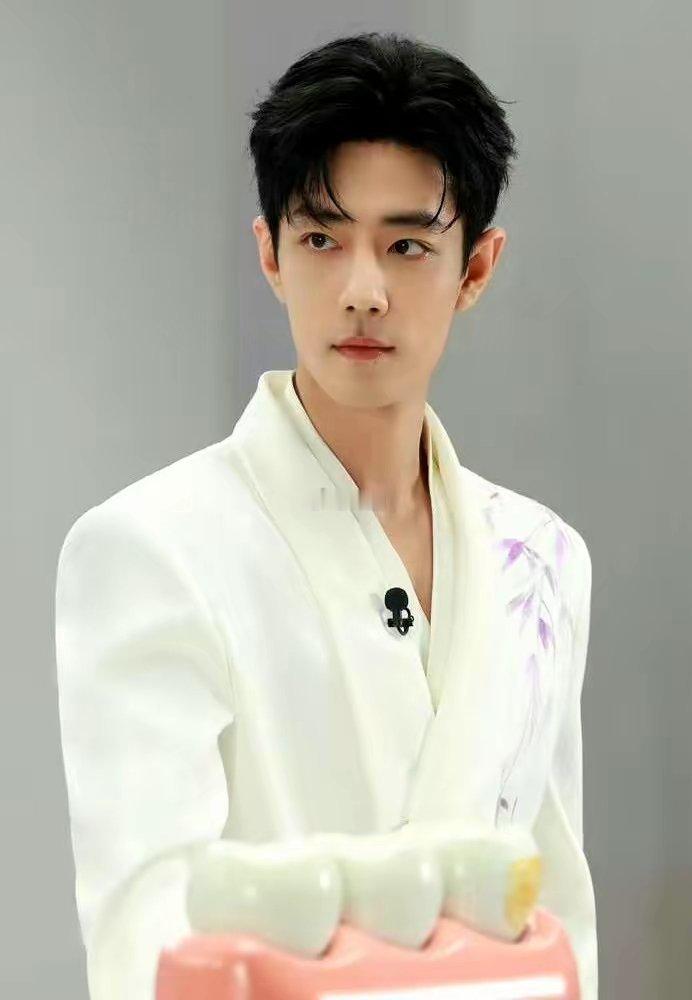 肖战台上那个调整耳麦的动作，真的有点东西。就在东方卫视的舞台，一身白色高定西装，