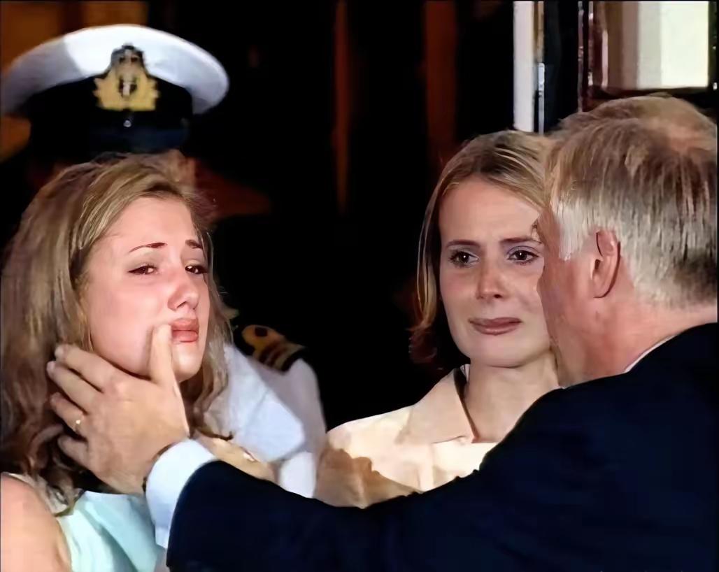 1997年6月30日那一幕，彭定康一家离开港督府，小女儿彭雅思哭得稀里哗啦，那场