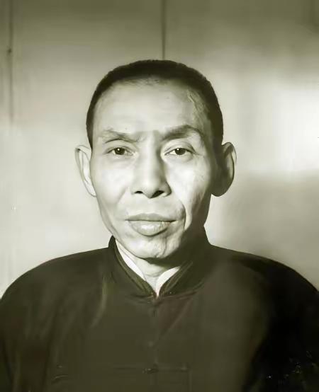 杜月笙微服逛码头，被地痞拦路收保护费。他淡笑问：“你敢收我的钱？”对方狠声回：“