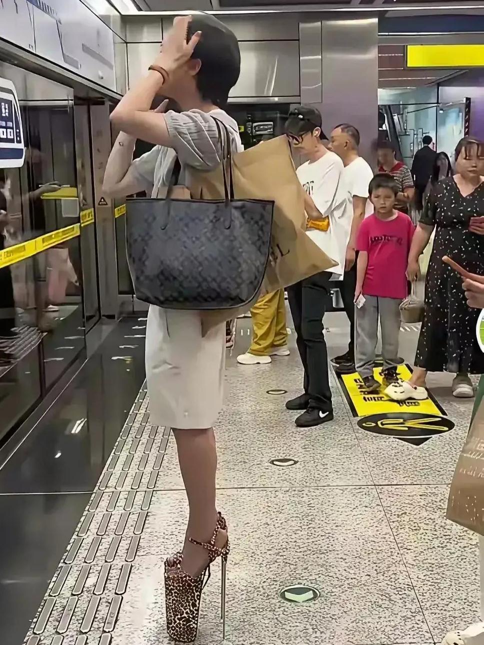 地铁偶遇大哥穿搭，直接给我看愣住了地铁上撞见一幕，真的大开眼界！一位