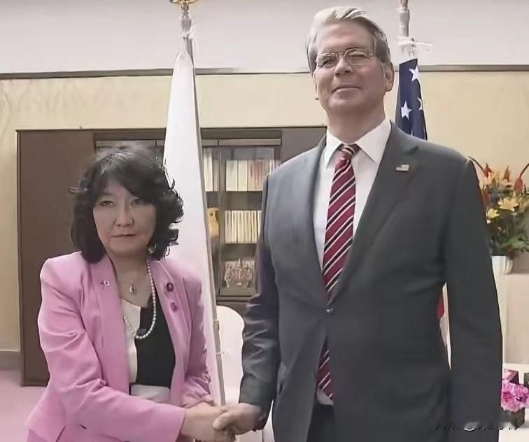 美国财长贝森特到日本，感觉明显不一样，满血复活了。他跟日本财相片山皋月见面时，