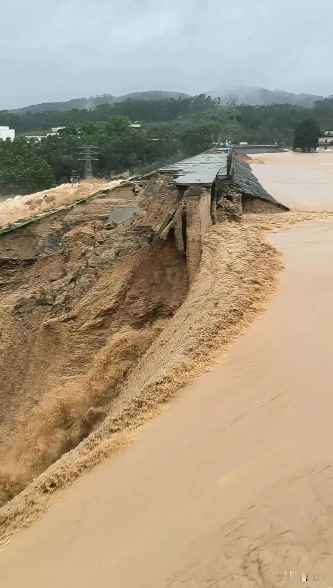 十万火急！南宁市一总容积超过9300万立方米的水库发生溃坝。据相关报道，7月6日
