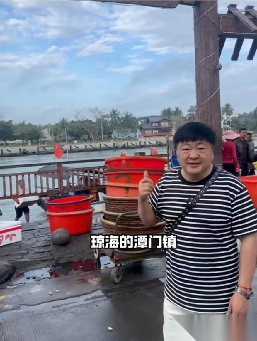 洪剑涛在琼海的潭门码头买鱼，他选了一条石斑鱼问老板：“多少钱？”老板：“150元