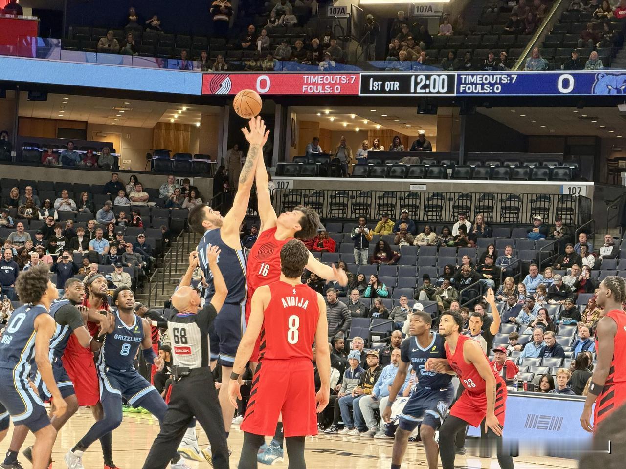 开拓者虽然23分惨败给灰熊，但主教练敢于摆出一套全新的首发阵容啊！1、中锋杨