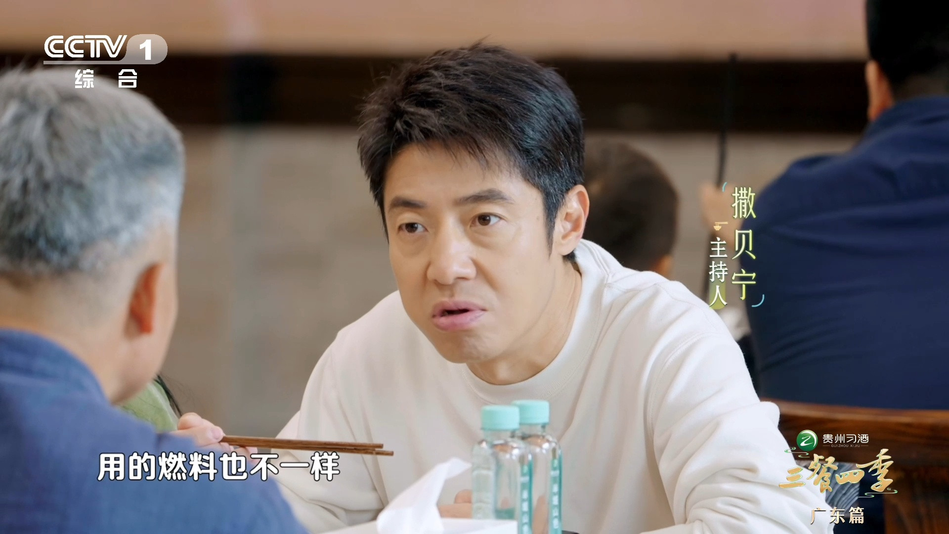 原来广东烧鹅左腿最好吃广东烧鹅左腿以其紧实多汁的口感脱颖而出，是烧鹅精华所在，想