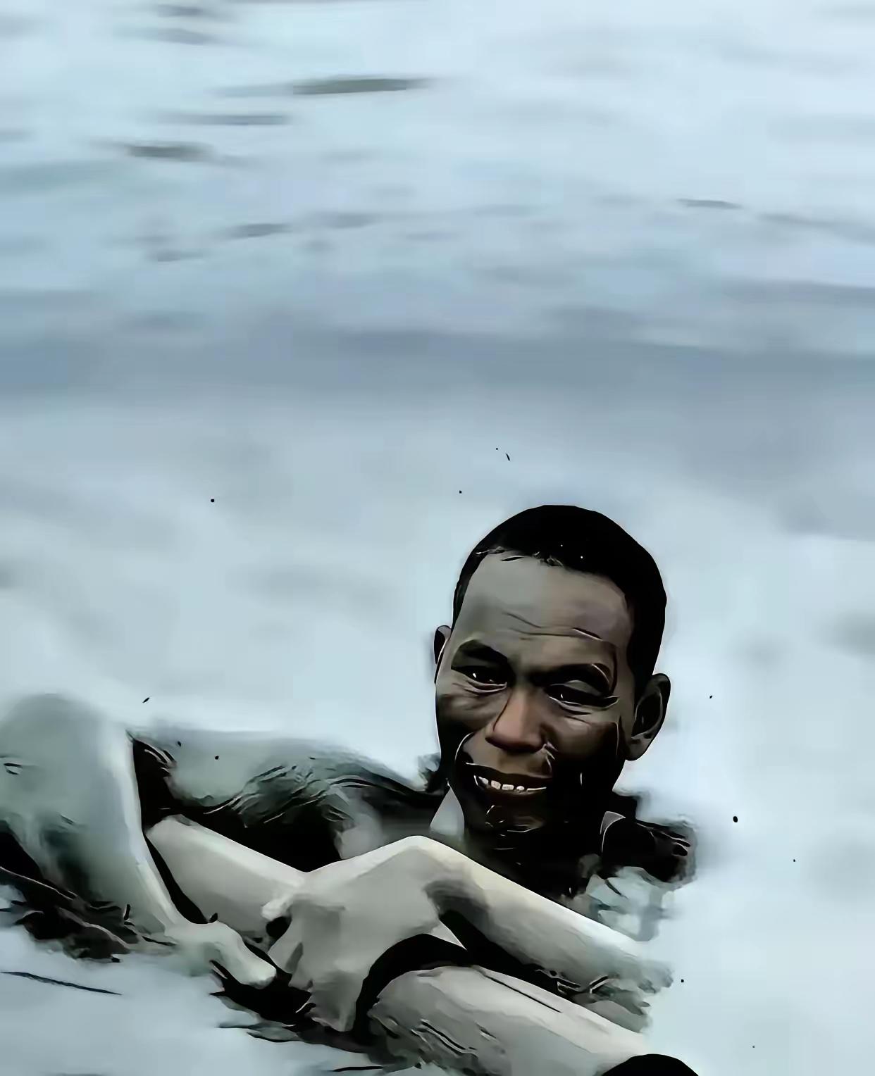 1937年，浙江嘉善。一个中国侦察兵被日军堵在了江里。探照灯死死地钉在他身上，水