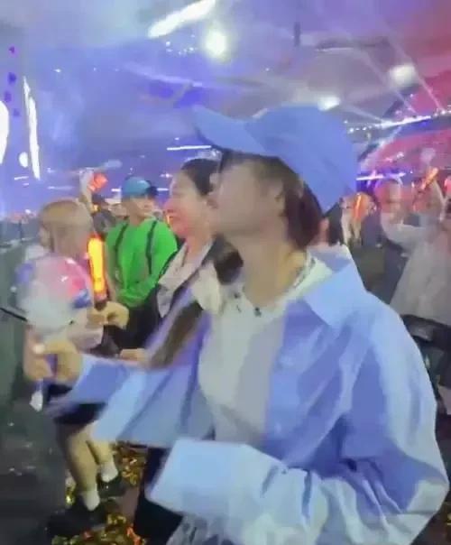 【国乒猛虎变萌妹！陈梦演唱会蹦迪惊现