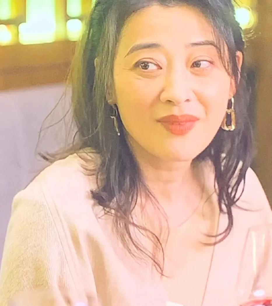 最近发现梅婷和倪萍有点像，就是那种容易衰老的面容，明明梅婷才50岁，但是感觉一下
