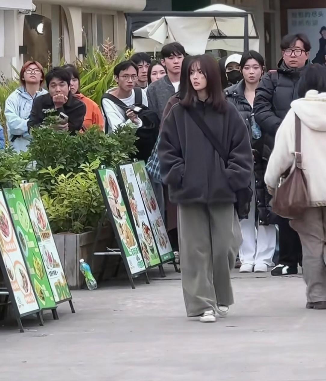 杨超越线下拍戏被偶遇，她打扮休闲，脸小小的，看起来好美像韩星，淡淡的妆造反而更适