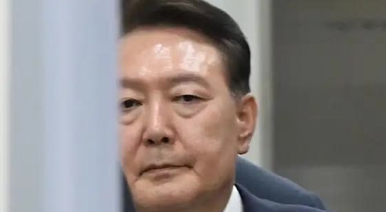 原来尹锡悦在给李在明挖坑呀。继第一次以尹锡悦穿内衣躺地板拒捕失败告终后，今天特检