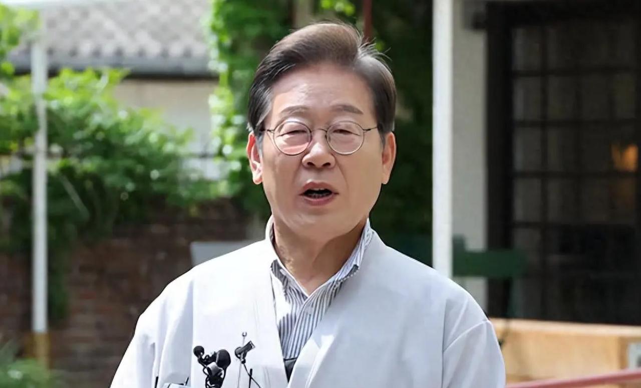 韩国犯下涉台致命错误，李在明遭自己人背刺，对华道歉也不管用了 光州双年展开幕