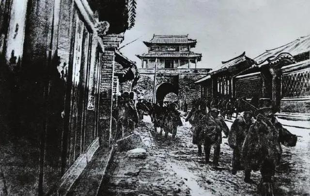 古人认为裸女组成的“阴门阵”可以对抗火炮，最早使用的是明朝的杨应龙叛乱，叛军逼迫