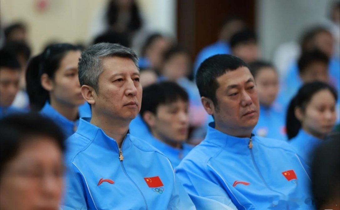 刷到这张图的评论给我笑死了，说老叔和女排勇哥坐到了一起，同类型的人相聚了[捂脸哭]​