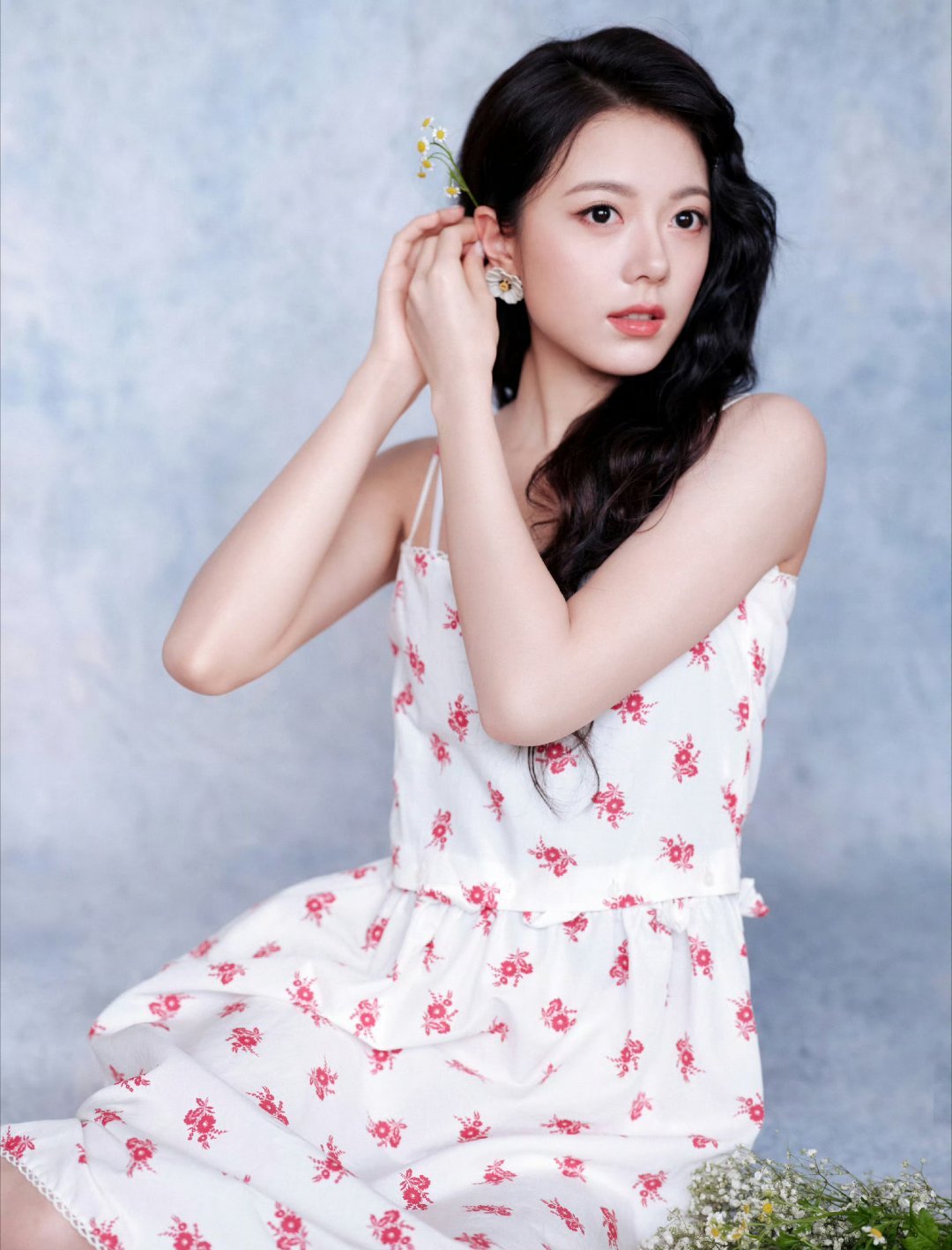 裙子平平无奇……下面的灰袜子直接两眼一黑能不能给美女穿好看点赵今麦造型师